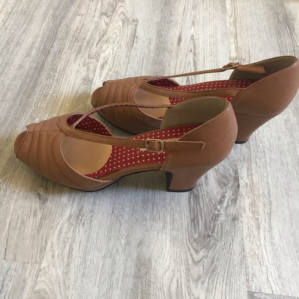 B.A.I.T. (But Another Innocent Tale) 1940’s Inspired Heels Tan w/red inside Sz8 - Picture 7 of 10